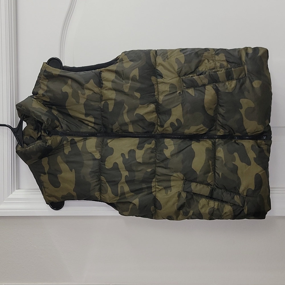 Old Navy Boys Camouflage Puffer Vest in Olive Green